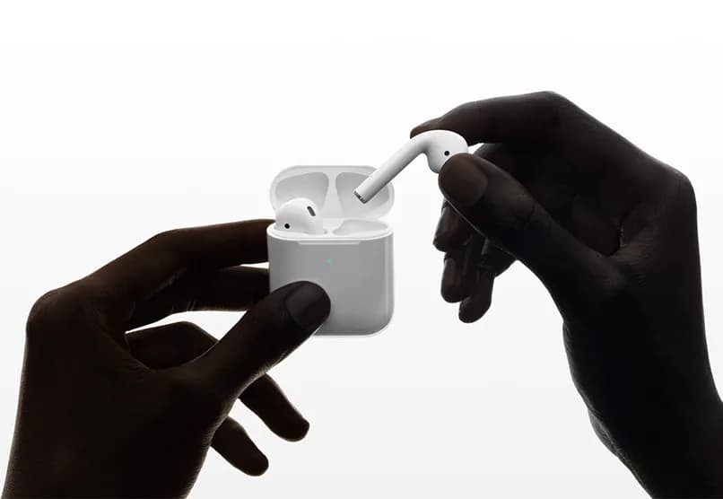 Apple AirPods 2 в футляре с возможностью беспроводной зарядки (MRXJ2)-4